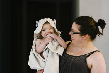 Toddle trägt ein Handtuch, das aussieht wie eine Katze nach einem Bad. - CAVF64176