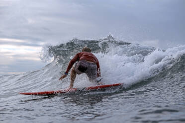 Surfer auf einer Welle - CAVF64282