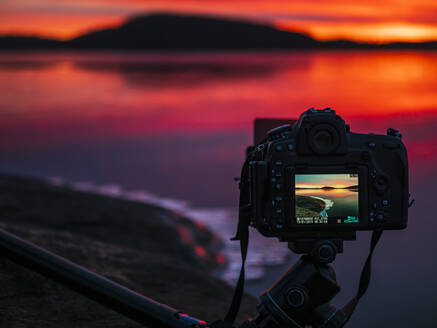 Sonnenuntergang am See auf dem Bildschirm der Digitalkamera - JOHF01944