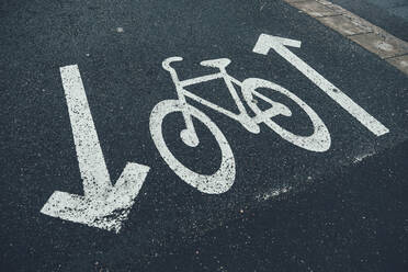 Fahrradwegweiser auf die Straße gemalt - JOHF01962