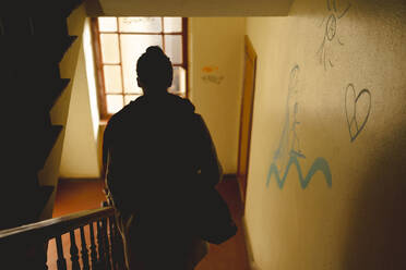 Silhouette einer Person auf einer Treppe - JOHF02037