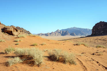 Wüstenlandschaft im Schutzgebiet Wadi Rum, Jordanien - CAVF64324