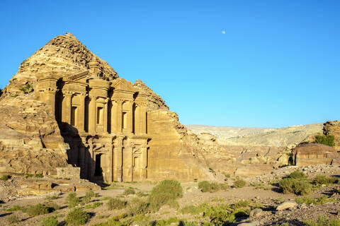 Ad-Deir, das in den Sandsteinfelsen gehauene Kloster, Petra, Jordanien, lizenzfreies Stockfoto