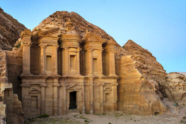 Ad-Deir, das in den Sandsteinfelsen gehauene Kloster, Petra, Jordanien - CAVF64339