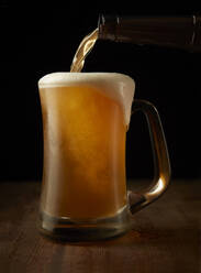 Ein kaltes Glas Bier eingeschenkt - CAVF64379