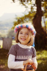 Porträt eines lächelnden jungen Mädchens mit Haarkranz im Freien - XCF00262