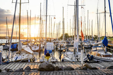 Deutschland, Schleswig-Holstein, Niendorf, Verschiedene Boote im Hafen bei Sonnenuntergang - EGBF00322