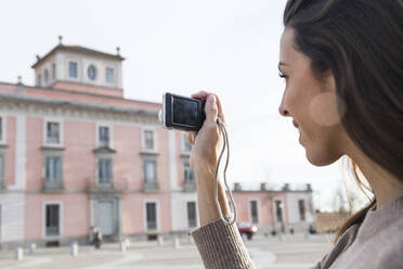 Frau beim Fotografieren mit ihrer Kamera während eines Touristenbesuchs in Boadill - CAVF64400