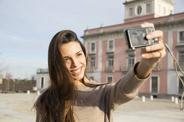 Junges Mädchen macht ein Selfie in Boadilla del Monte, Spanien - CAVF64403