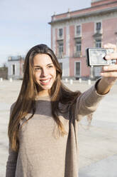 Junges Mädchen macht ein Selfie in Boadilla del Monte, Spanien - CAVF64405