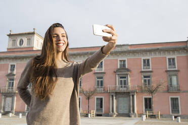 Schöne Frau macht ein Selfie mit ihrem Handy in einem Park in Boadilla - CAVF64406