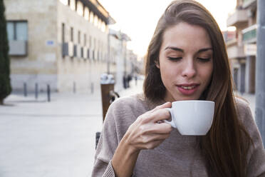 Frau trinkt eine Tasse Kaffee in Boadilla del Monte - CAVF64430