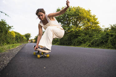 Junge Frauen beim Skateboarden im Sommer - CAVF64443