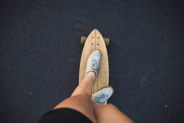 First Person POV Junge Frauen beim Skateboarden im Sommer - CAVF64446