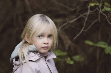 Portrait of staring little girl in the woods - EYAF00481