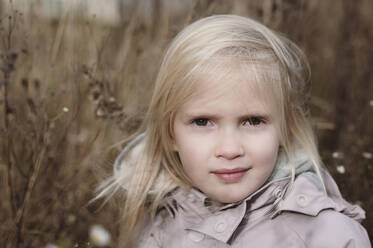 Porträt eines blonden kleinen Mädchens im Herbst - EYAF00485