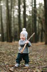 Kleiner Junge im Wald mit Wintermütze - CAVF64491