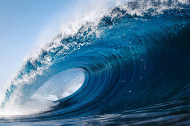 Saubere und kräftige Wellen, die sich an einem Strand auf Teneriffa brechen - CAVF64504