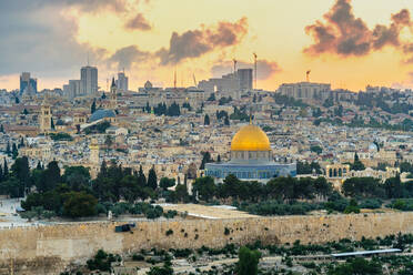 Jerusalemer Skyline Felsendom und Gebäude in der Altstadt bei Sonnenuntergang - CAVF64508