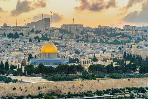 Jerusalemer Skyline Felsendom und Gebäude in der Altstadt bei Sonnenuntergang - CAVF64510