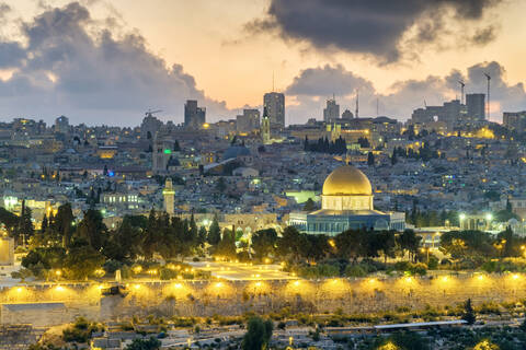 Jerusalemer Skyline Felsendom und Gebäude in der Altstadt bei Sonnenuntergang, lizenzfreies Stockfoto