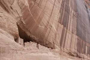 In einen Felsen gebaute prähistorische Ruinen im Canyon de Chelly, Arizona. - CAVF64546