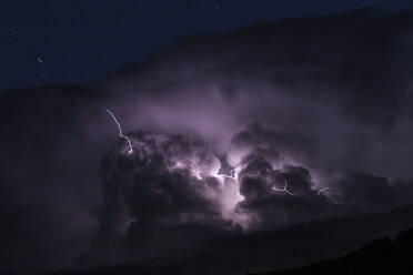 Ein Blitz durchschlägt eine Gewitterwolke im Südwesten Colorados. - CAVF64549