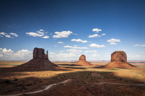 Schatten fallen auf die ikonischen Steinformationen im Monument Valley, AZ - CAVF64551