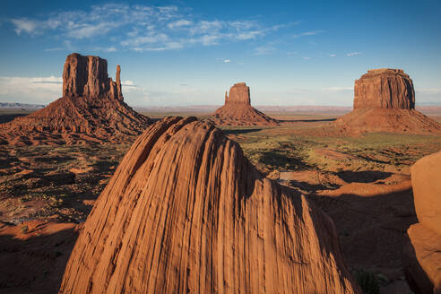 Das Licht des Sonnenuntergangs trifft auf die ikonischen Felsformationen im Monument Valley, AZ - CAVF64555