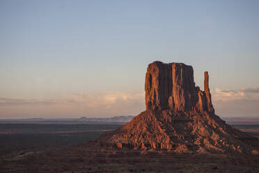 Sonnenuntergang im Monument Valley, an der Grenze zwischen Utah und Arizona. - CAVF64556