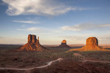 Das Licht des Sonnenuntergangs trifft auf die ikonischen Felsformationen im Monument Valley, AZ - CAVF64557
