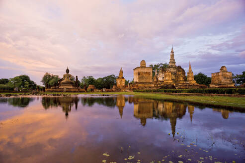 Dämmerung im historischen Park von Sukhothai - CAVF64622