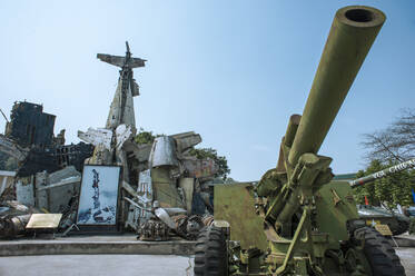 Ein vietnamesischer Panzer und ein US-Flugzeug, das während des Vietnamkriegs abgestürzt ist - CAVF64628