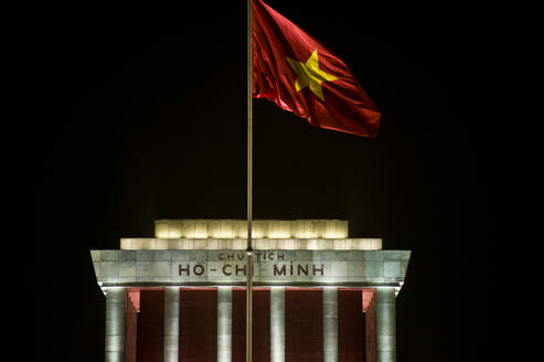 Ho-Chi-Minh-Mausoleum bei Nacht und im Wind flatternde Vietnam-Flagge - CAVF64629