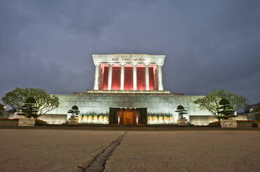 Ho-Chi-Minh-Mausoleum bei Nacht - CAVF64630