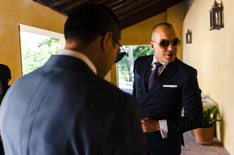 Bräutigam macht sich mit Sonnenbrille für die Hochzeit bereit, lizenzfreies Stockfoto
