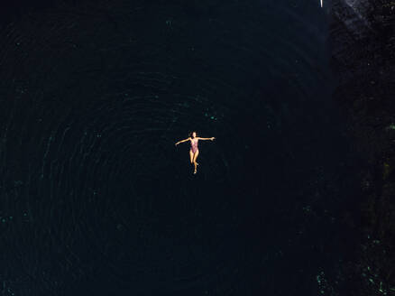 Touristin beim Schwimmen im sauberen Wasser der Cenote Crystal - CAVF64651