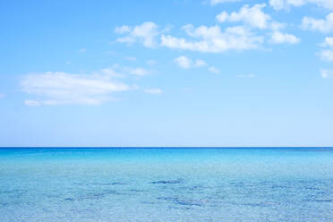 Blauer Himmel und Meer an einem abgelegenen Strand auf der Karpaz-Halbinsel, Zypern - CAVF64660