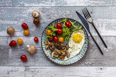 Low-Carb-Frühstück mit Spiegelei, Champignons, Rucola und Tomaten - SARF04366