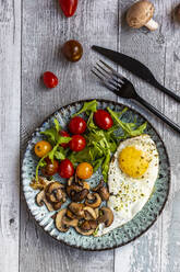 Low-Carb-Frühstück mit Spiegelei, Champignons, Rucola und Tomaten - SARF04368