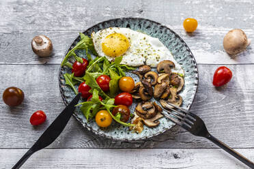 Low-Carb-Frühstück mit Spiegelei, Champignons, Rucola und Tomaten - SARF04369