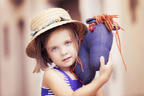 Porträt eines kleinen Mädchens mit Steckenpferd - XCF00268