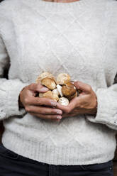 Nahaufnahme einer Frau mit frischen Porcini - HMEF00616