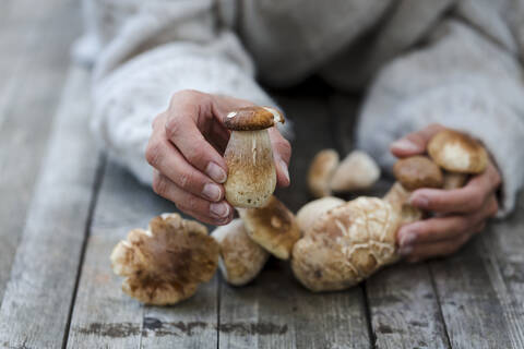 Nahaufnahme einer Frau mit frischen Porcini, lizenzfreies Stockfoto