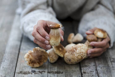 Nahaufnahme einer Frau mit frischen Porcini - HMEF00618