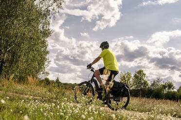 Älterer Mann auf einer Tour mit einem E-Bike - BFRF02098