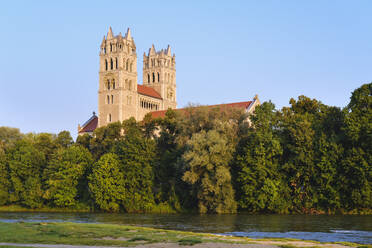 Deutschland, Bayern, Oberbayern, München Stadtbild mit Maximiliankirche über der Isar - SIEF09111