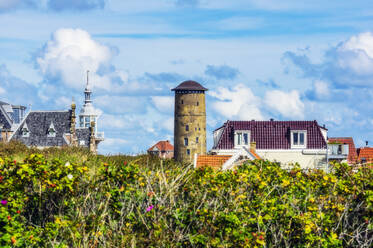Niederlande, Zeeland, Domburg, Stadtbild mit altem Wasserturm - THAF02600