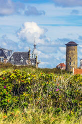 Niederlande, Zeeland, Domburg, Stadtbild mit altem Wasserturm - THAF02601