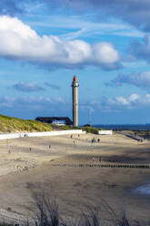 Niederlande, Zeeland, Westkapelle, Leuchtturm und Sandstrand - THAF02603